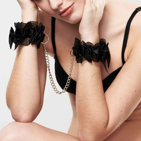 BIJOUX INDISCRETS Menottes Frou Frou Noir